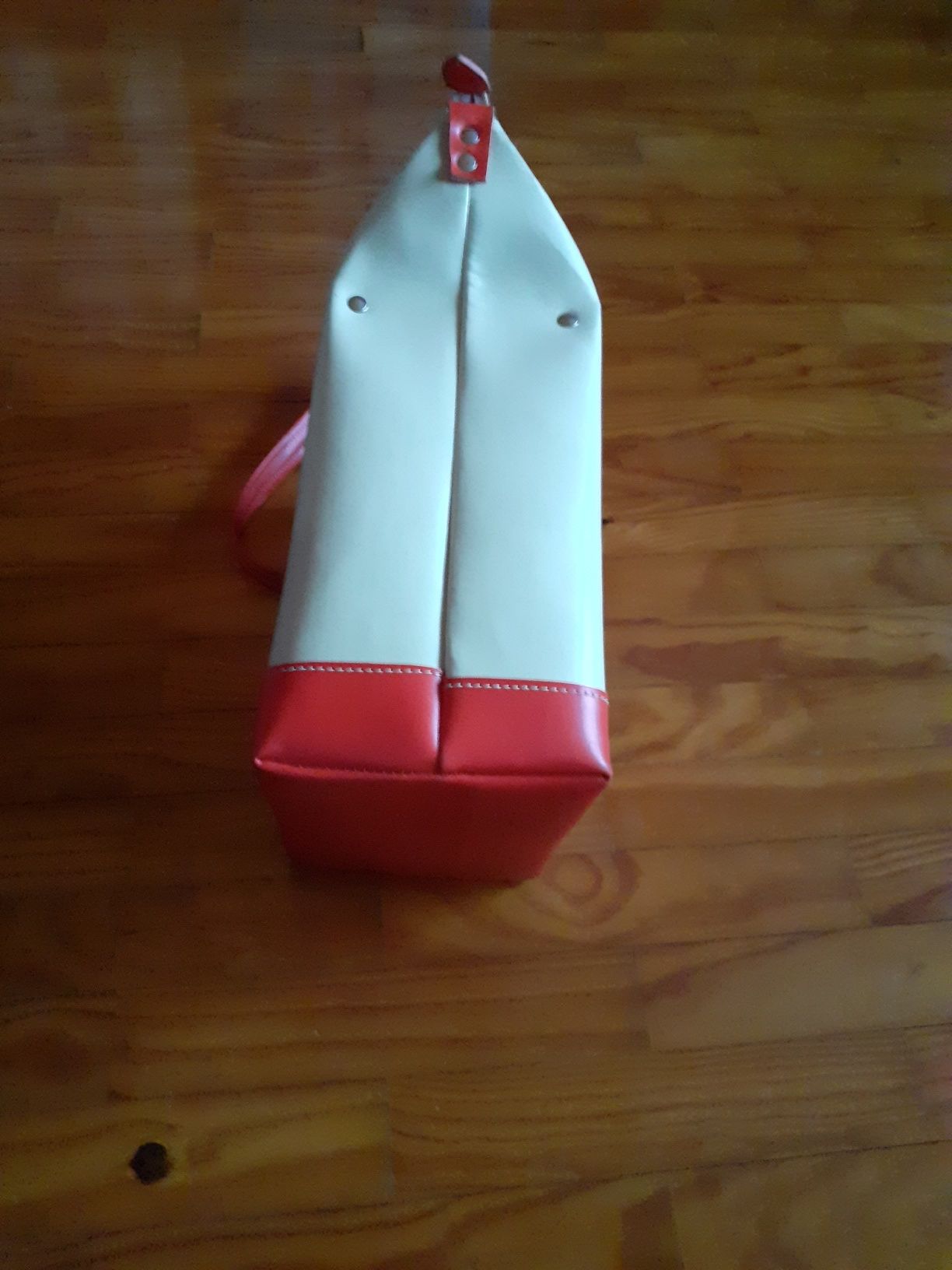 Bolsa tiracolo castanho em pele bom estado.