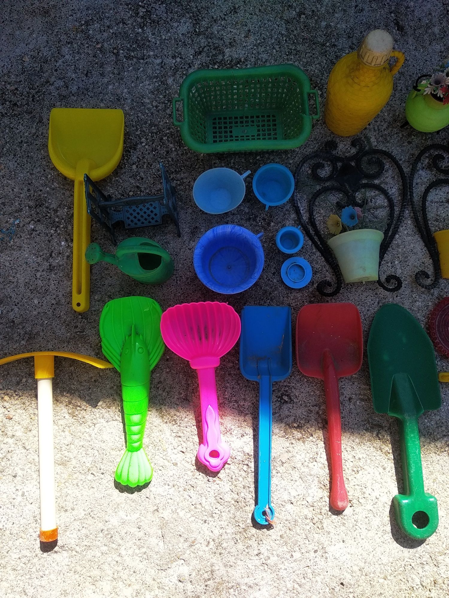Brinquedos em plástico antigos e alguns em cerâmica e madeira