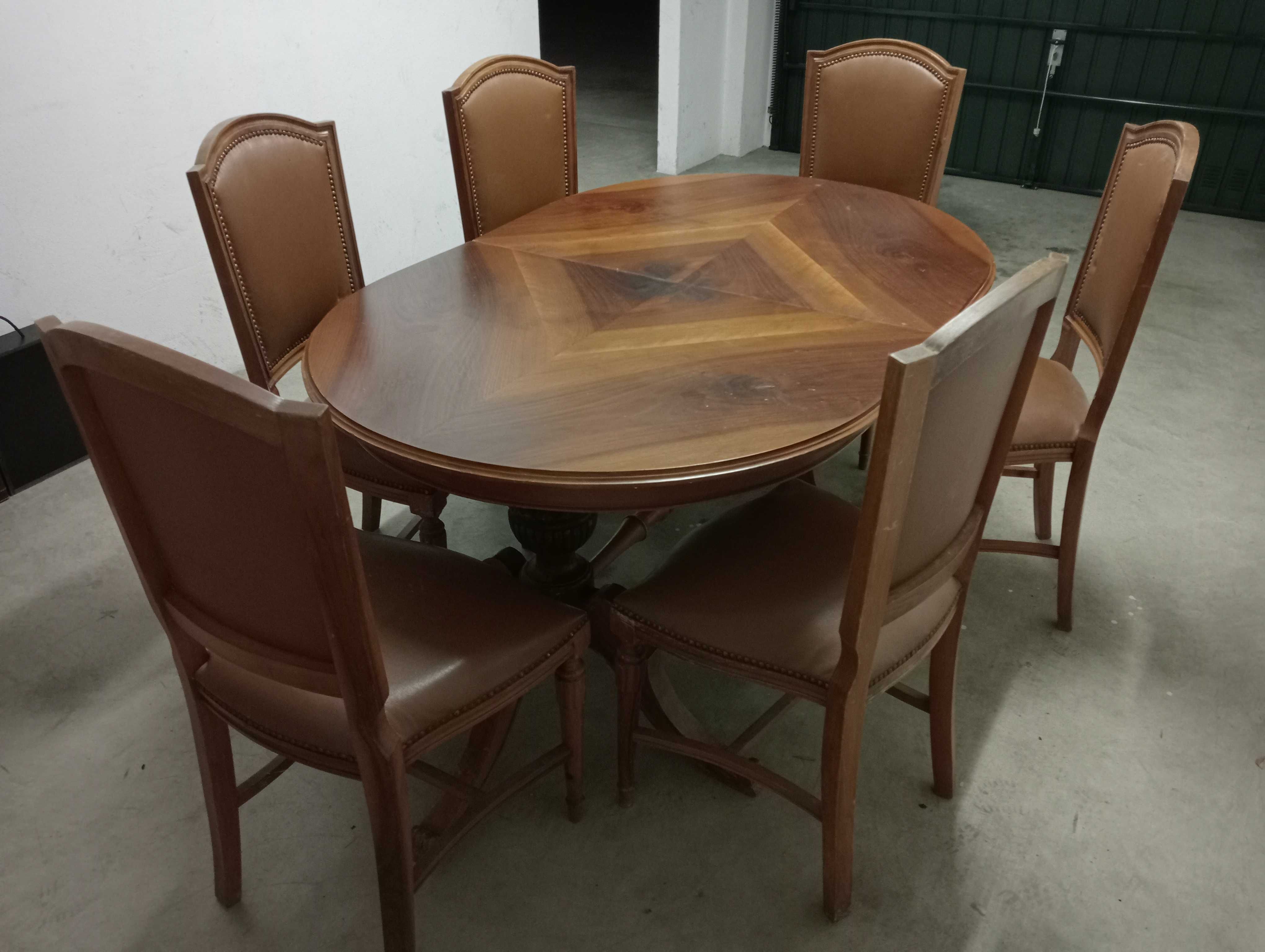 Mesa e cadeiras em nogueira