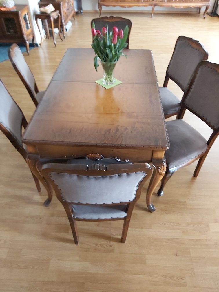 Rozkładany stół drewniany z krzesłami