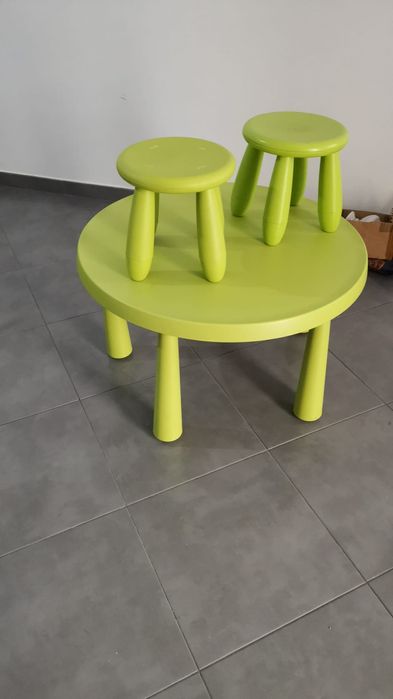 Mesa redonda e dois bancos Ikea