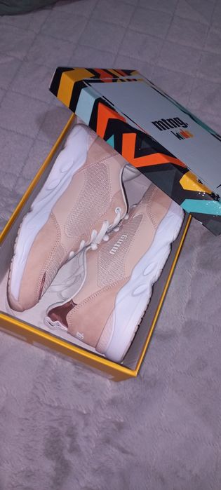 Sapatilhas semi-novas