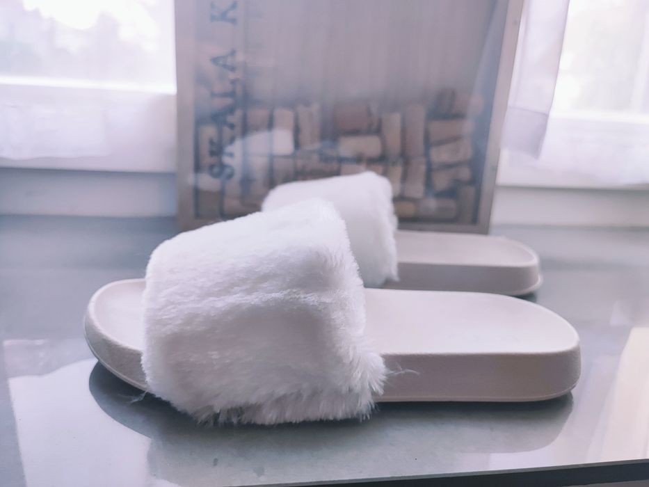 Nowe białe klapki z futrem Boohoo - rozm. 36,5