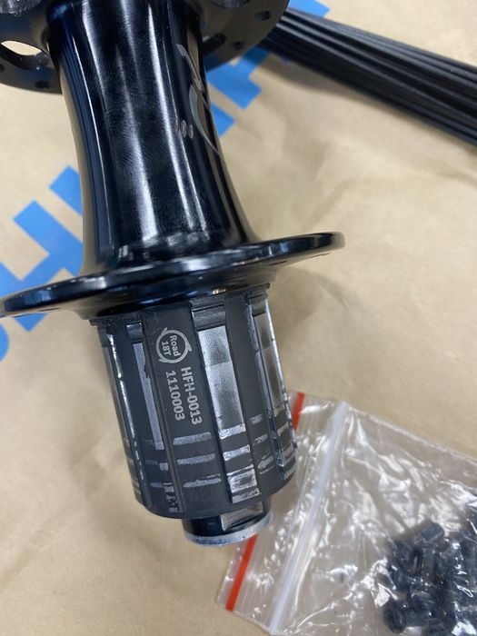 Piasta AXIS sztywna oś 12 x 142 , 28h