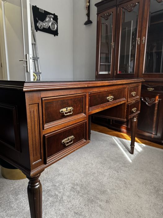 Secretária de Madeira Maciça – Elegância e Qualidade!