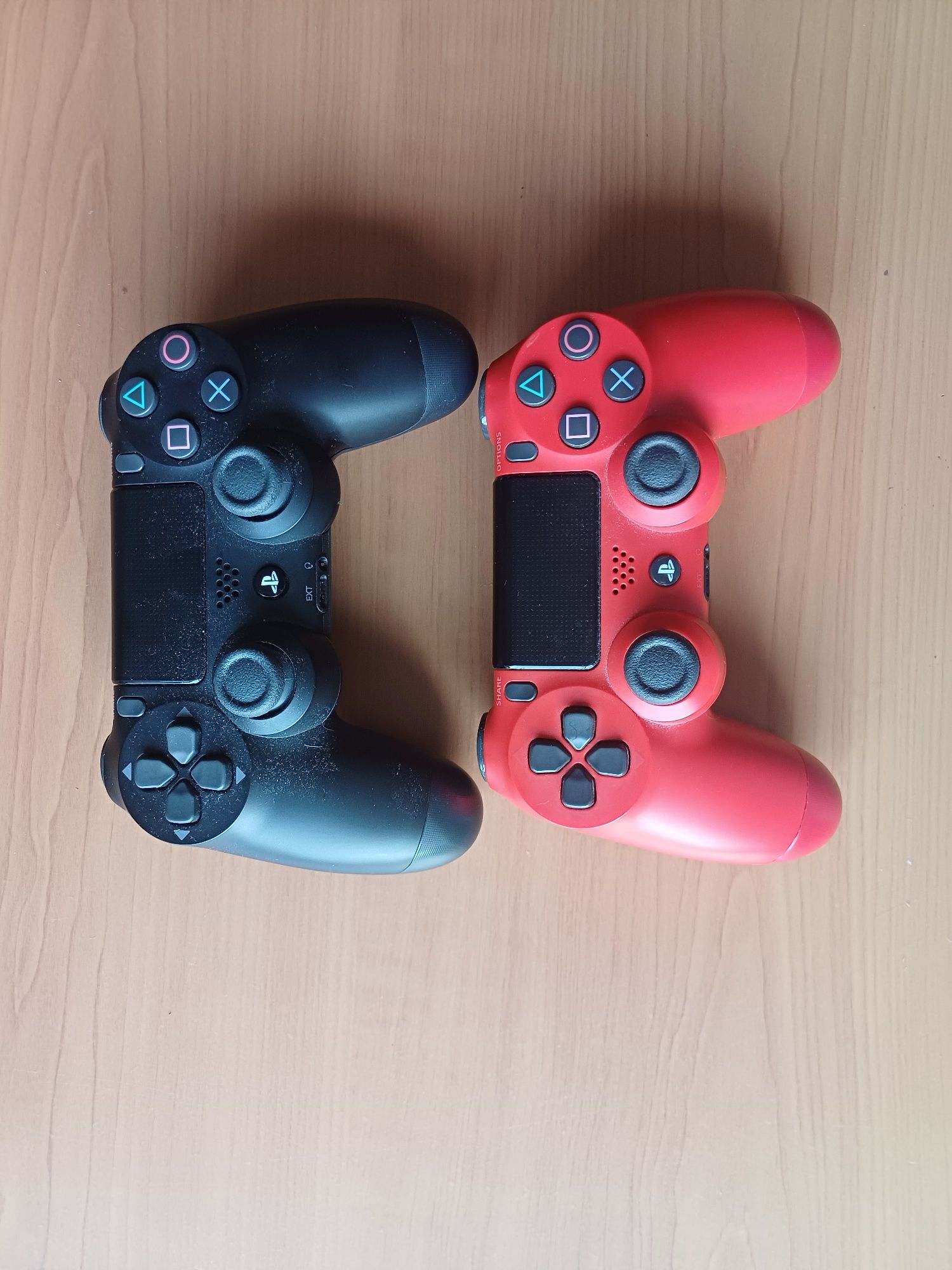 Playstation 4 sim + 2 comandos + 5 jogos