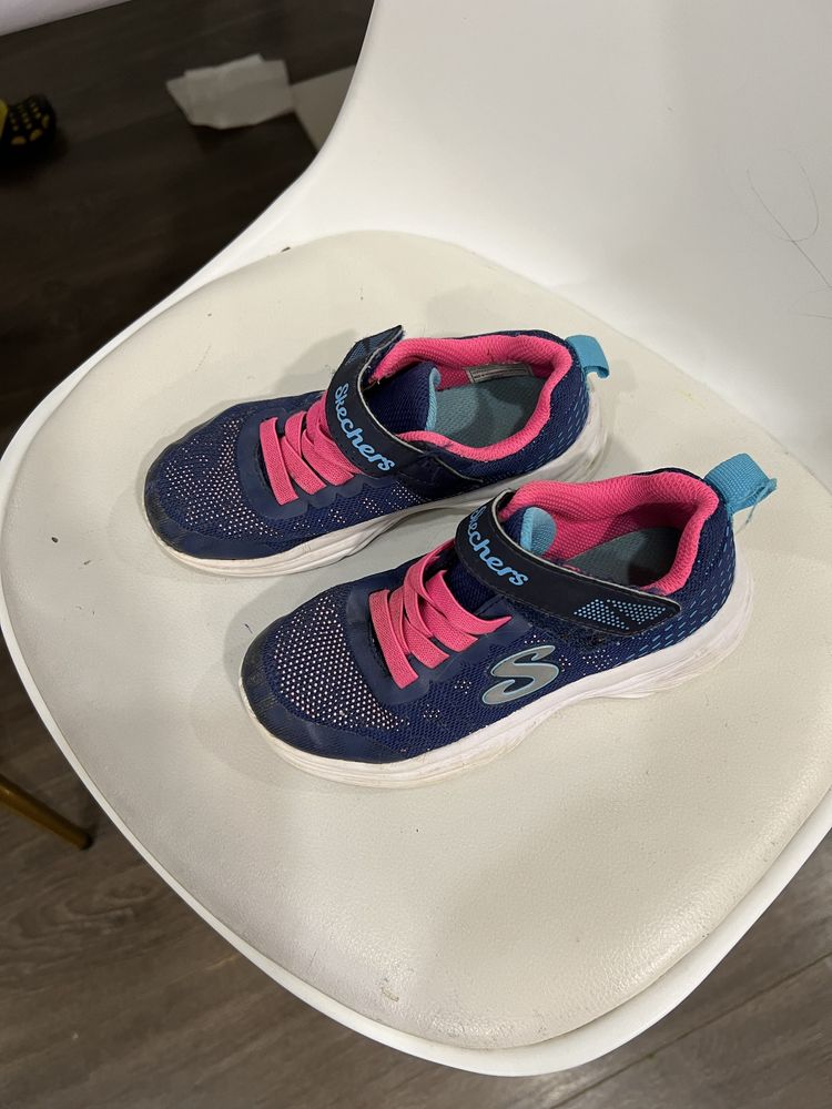 Tenis Skechers / tamanho 28