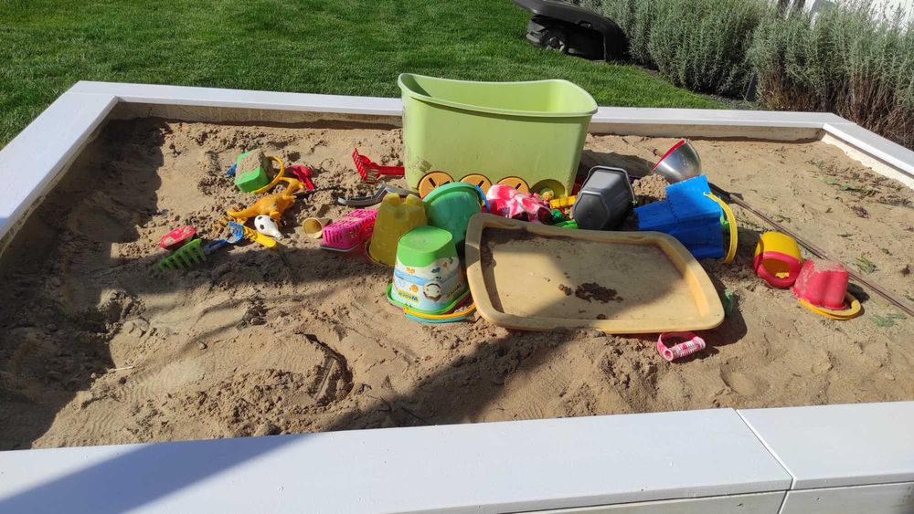 duża drewniana piaskownica dla dzieci