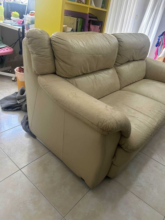 sofá em pele genuína, acompanha a capa da foto