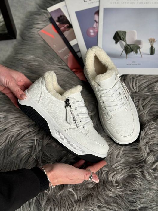Теплі шкіряні , замшеві кросівки на хутрі, білі, чорні