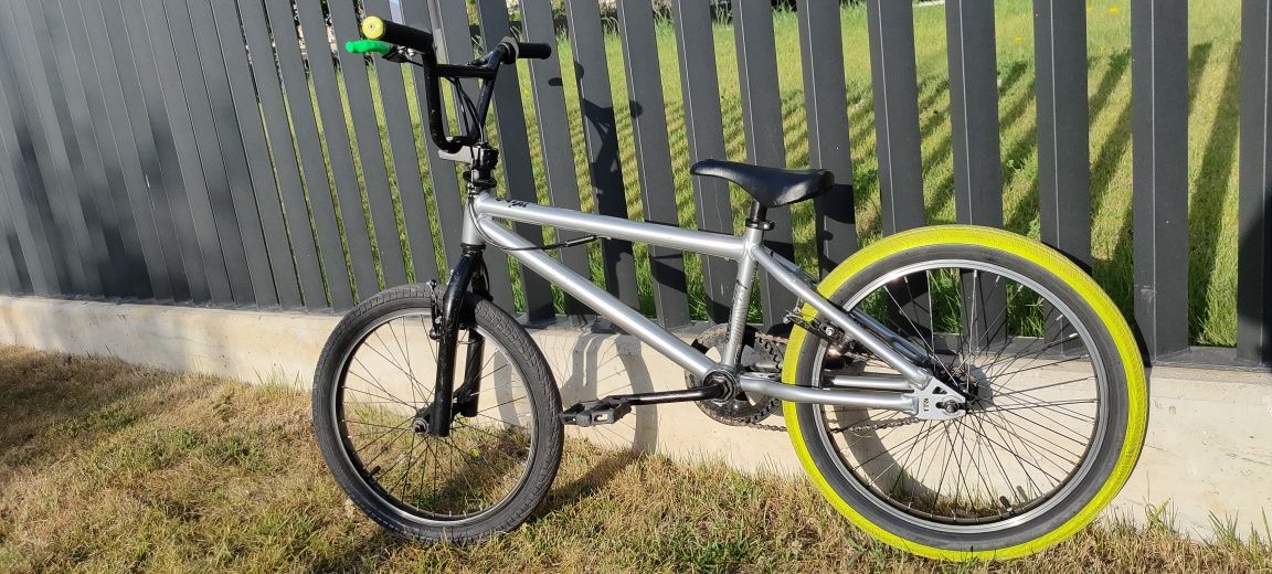 Bicicleta WIPE tipo BMX impecável