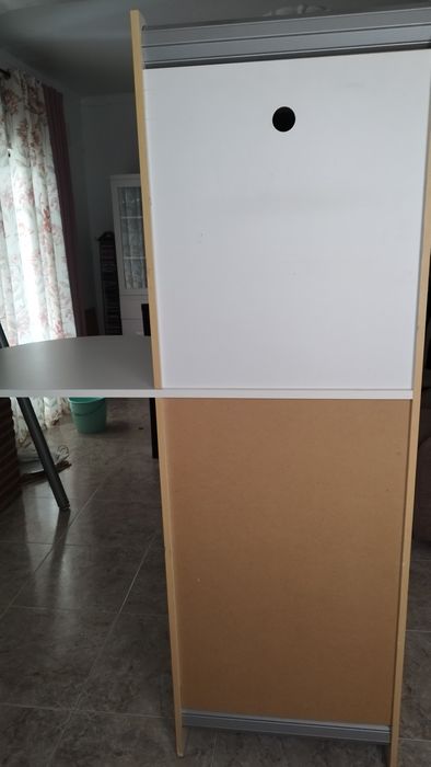 Armário com mesa de apoio