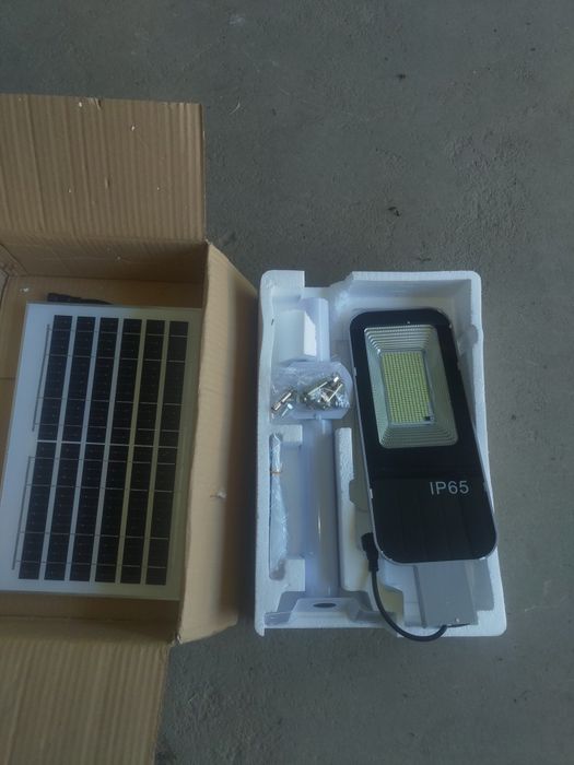 Lampa zewnętrzna LED z panelem slonecznym