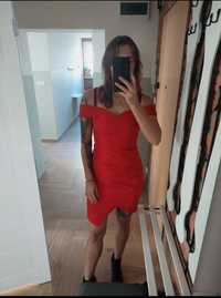 Czerwona sukienka z opadajacymi ramionami