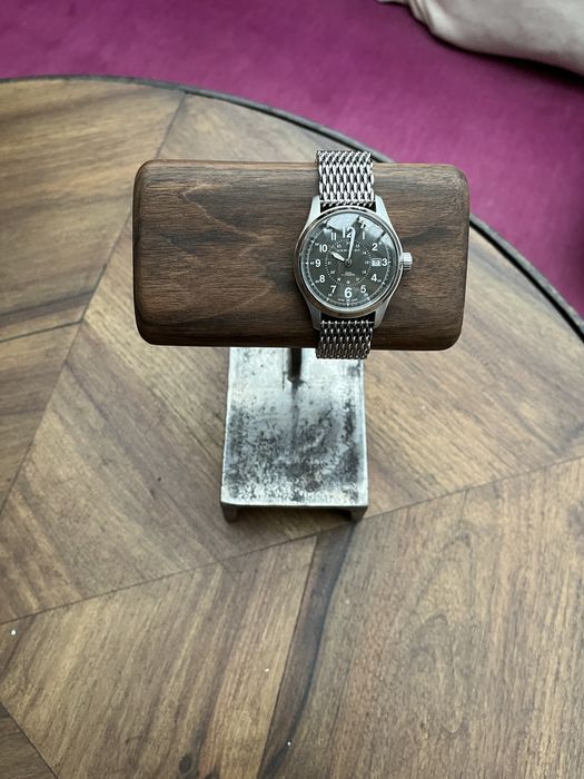 Stojak na zegarki orzech i stal