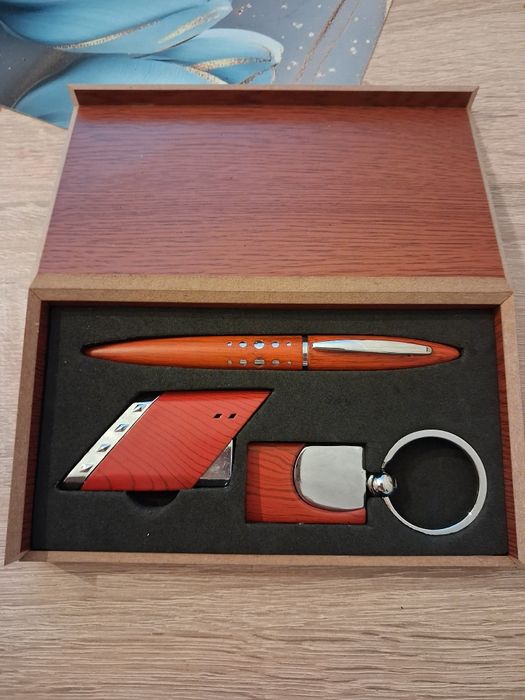 Zestaw   upominkowy zapalniczka,brelok,dĺugopis
