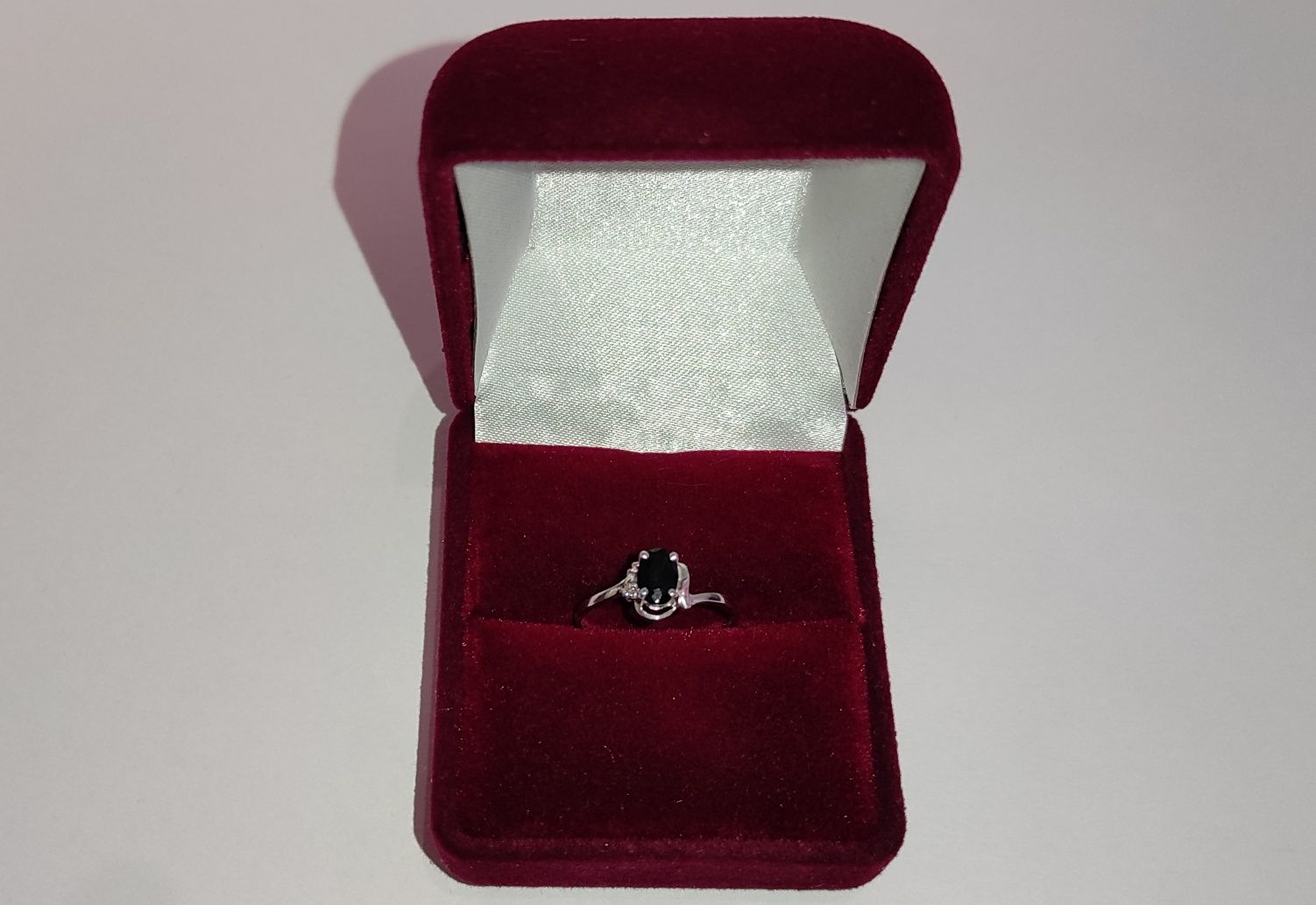 Золотое кольцо с сапфиром и бриллиантом 0,02 карат 16 мм. Белое золото