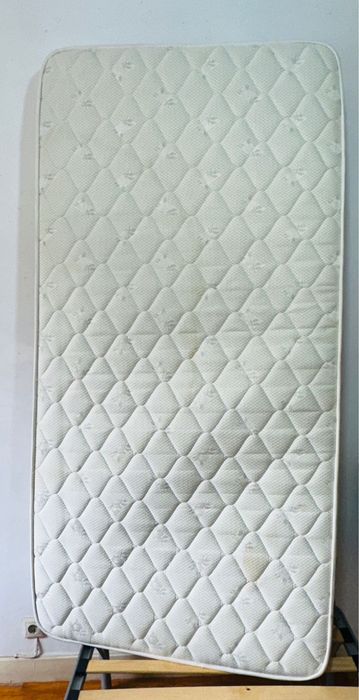 cama de solteiro com colchão e secretária