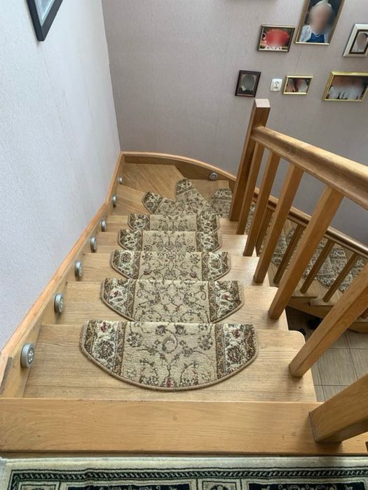 Schody dębowe z poręczą