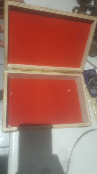 Stara ukrainska drewniana szkatulka zdobiona mosiadzem. Vintage, prl