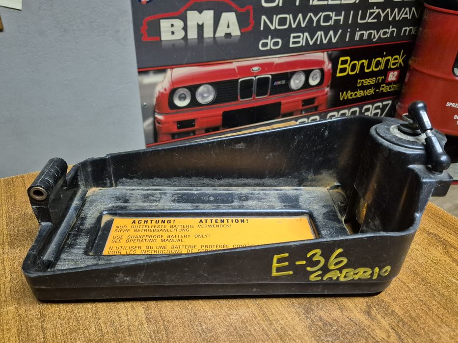 BMW E36 Cabrio Podstawa Tłumik Drgań Akumulatora w Bagażniku 8.169054