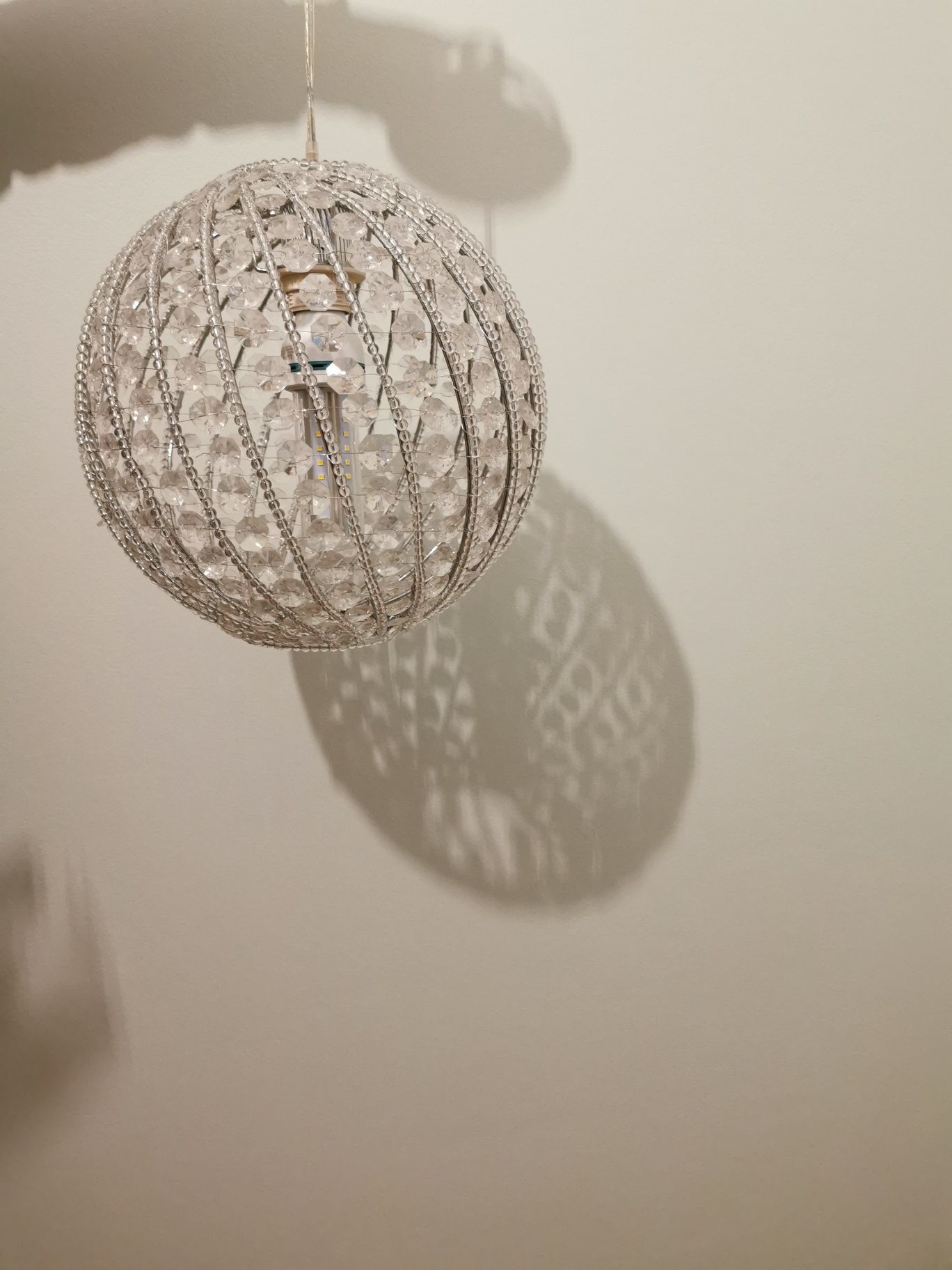 Lampa wisząca z kryształami.