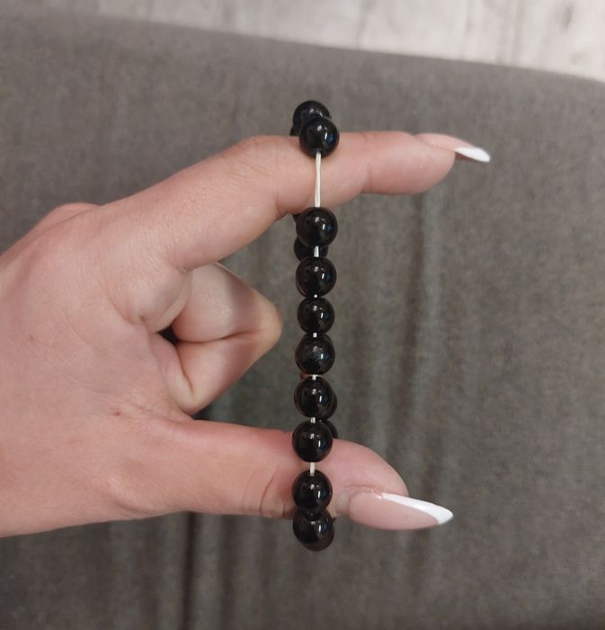 Czarna bransoletka na z czarnymi kuleczkami na rozciągliwej gumce