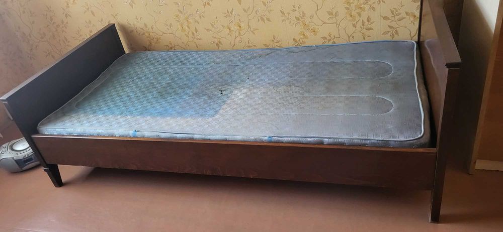 Румынская односпальная кровать из натурального дерева