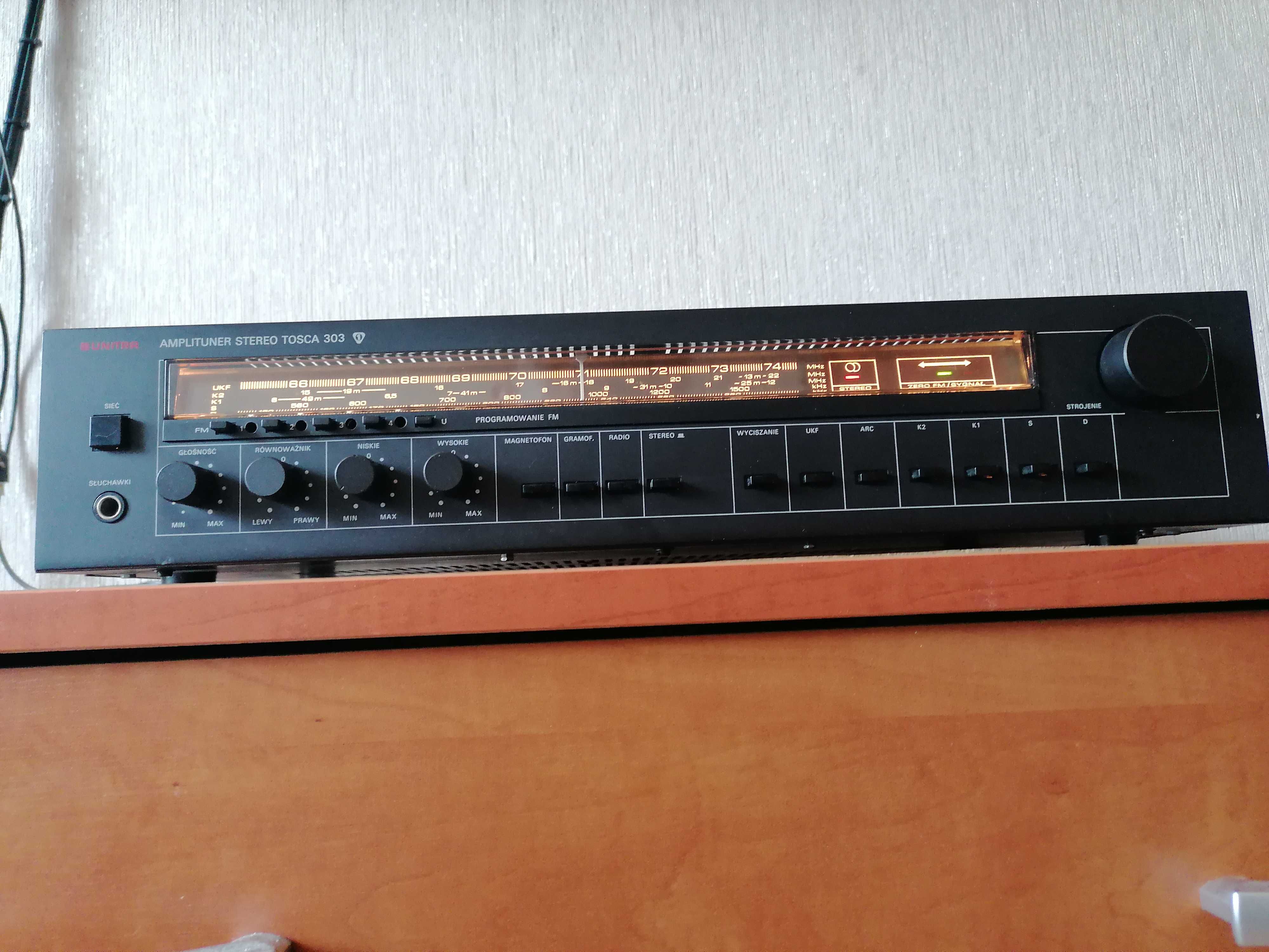 Unitra Diora AWS 303 Tosca Amplituner czerwone logo