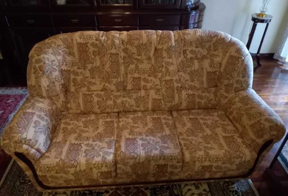 Conjunto de 3 sofás em excelente estado. O maior é sofá-cama