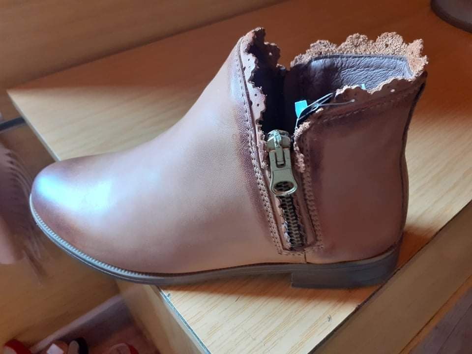 Botas em pele TAM 34/35 NOVAS