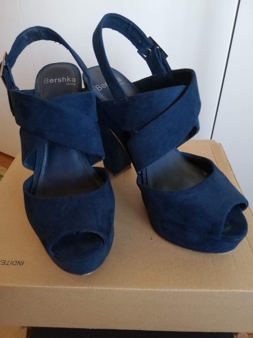 Sapatos Bershka em azul