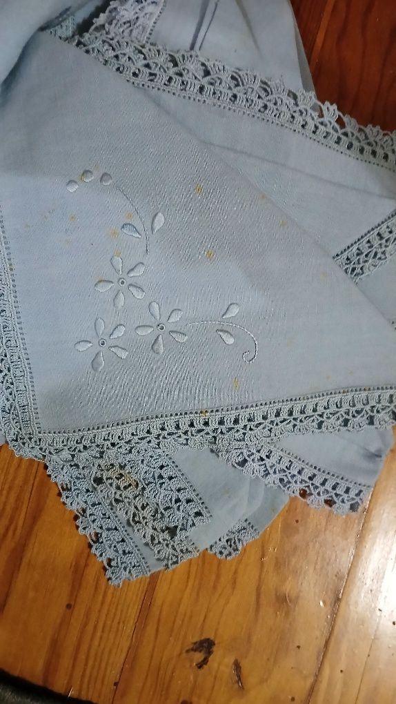 Toalha de linho com renda e guardanapo