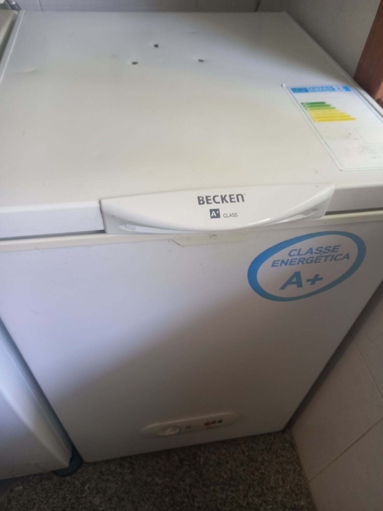 Mesa de vidro temperado,mais 4 cadeiras. 1 arca totalmente funcional