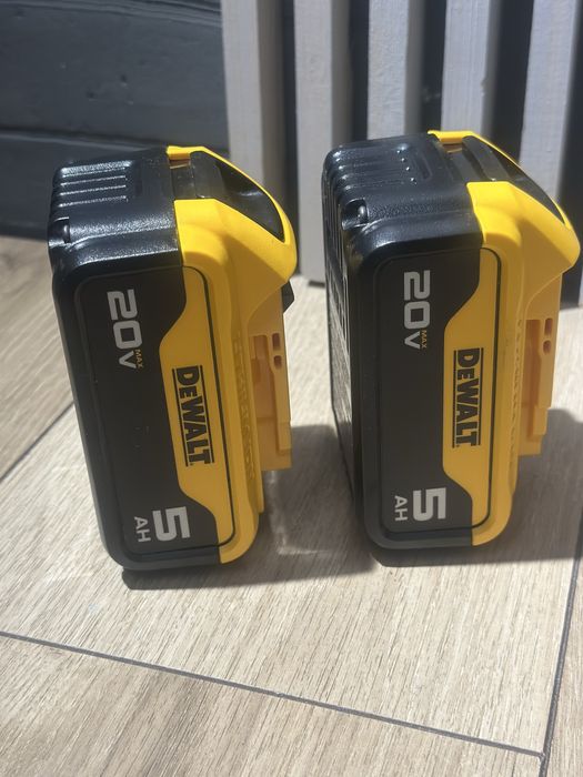 Акумулятор Dewalt DCB205 оригінальний новий
