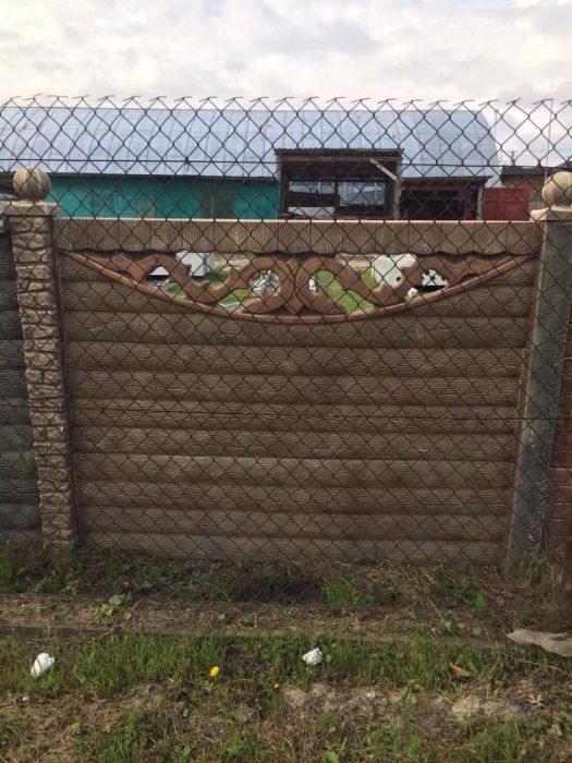 Бетонний паркан та стовпчики