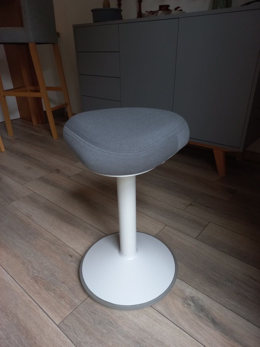 ERGONOMICZNY STOŁEK do pracy w pozycji półstojącej Leitz Ergo