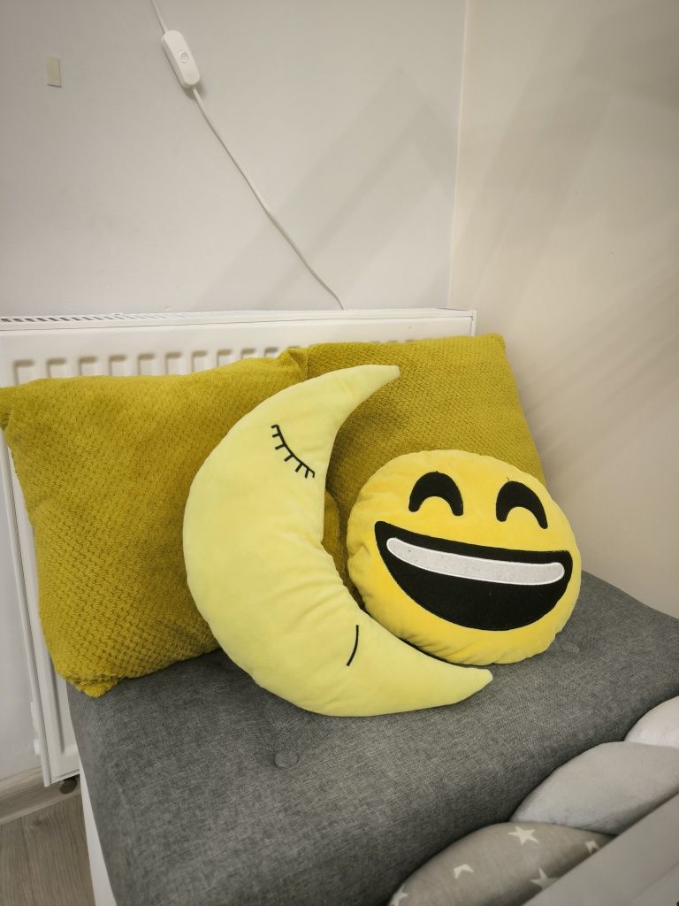 Żółte poduszki ozdobne dla dzieci - księżyc i uśmiechnięta buźka