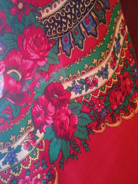 Продам дві великих хустки