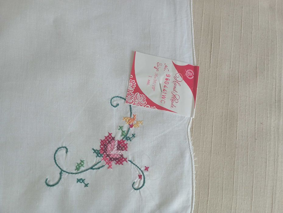 Toalha de mesa,  renda  c/ bordado