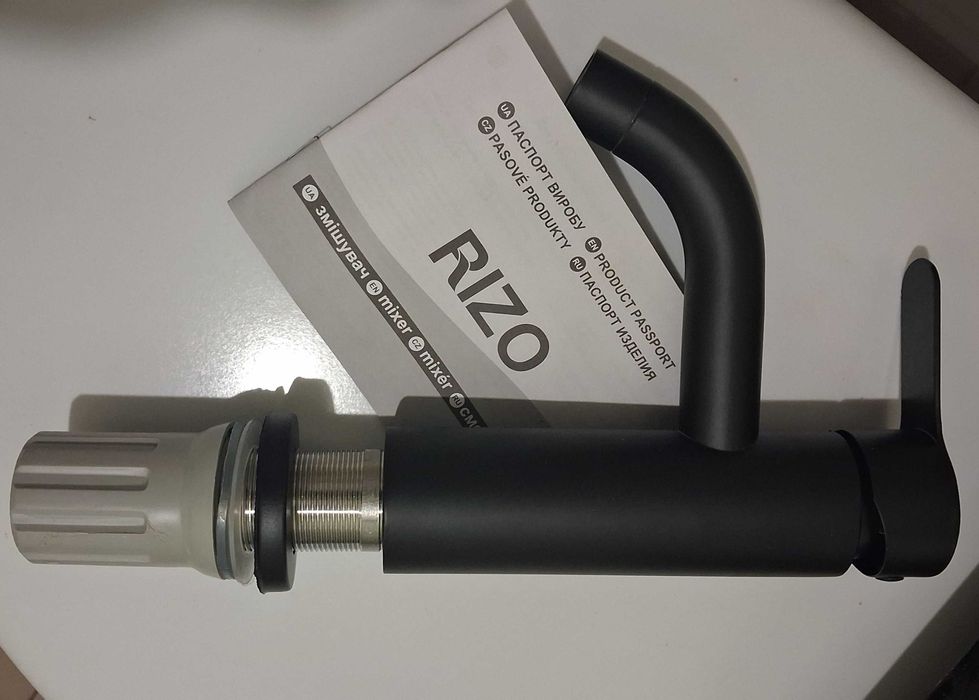 Змішувач для умивальника