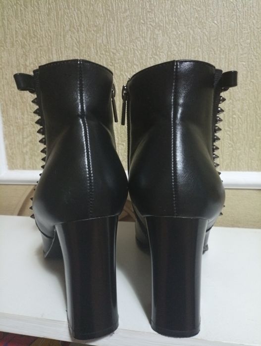Чоботи, ботильоны, черевики жіночі чорні з шипами 39 р