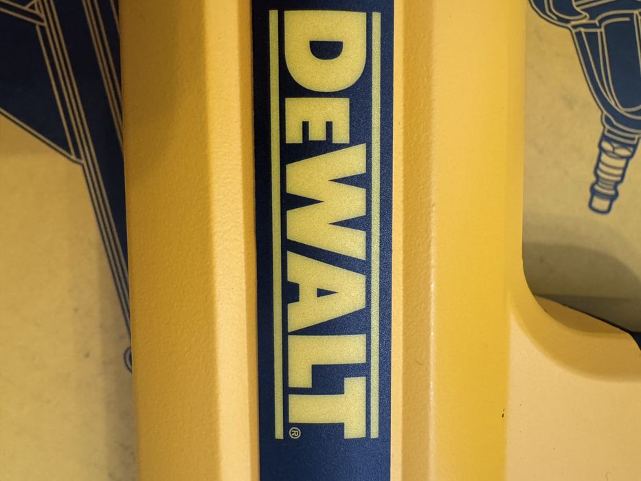 DeWalt Gwoździarka Młotek pneumatuczny do parkietów podłogi desek