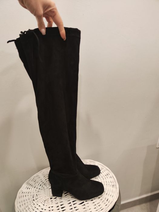 Długie kozaki na słupku