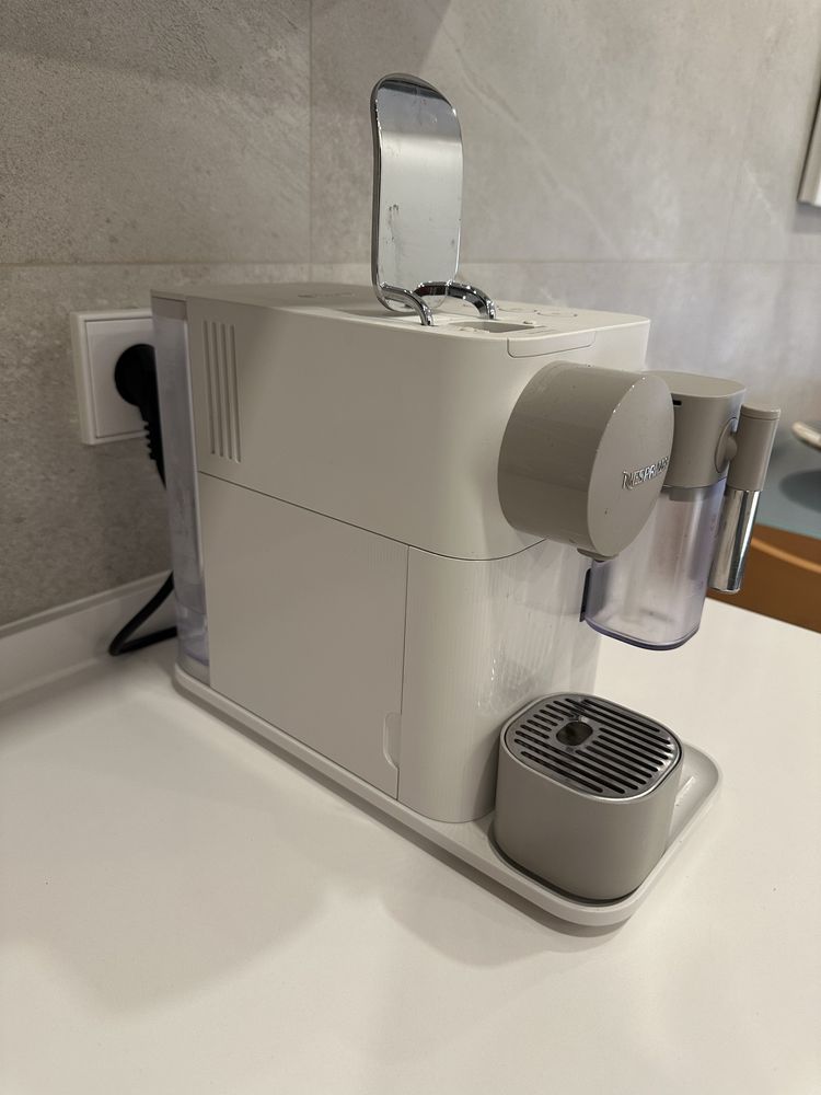 Máquina de café Nespresso Latissima One