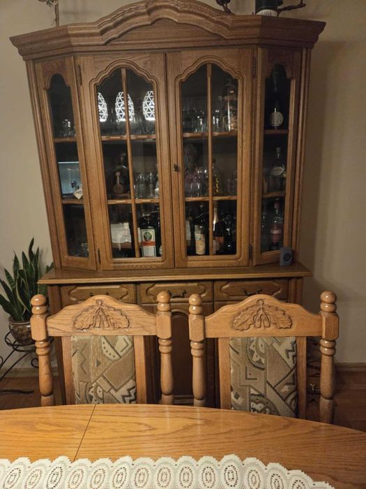 Sprzedam komodę z witryną i 8 krzeseł