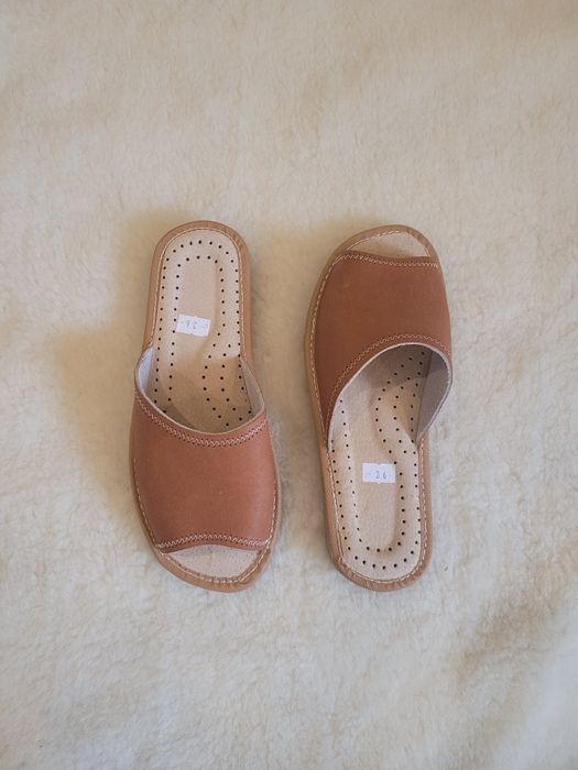 Nowe skórzane kapcie damskie