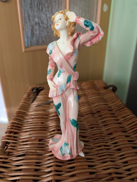 Figurka damy regal
