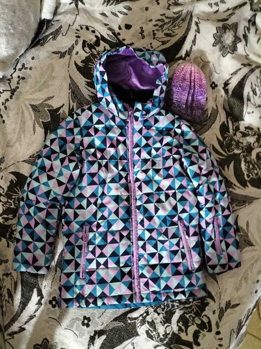 Яскрава тепла курточка у гарному стані