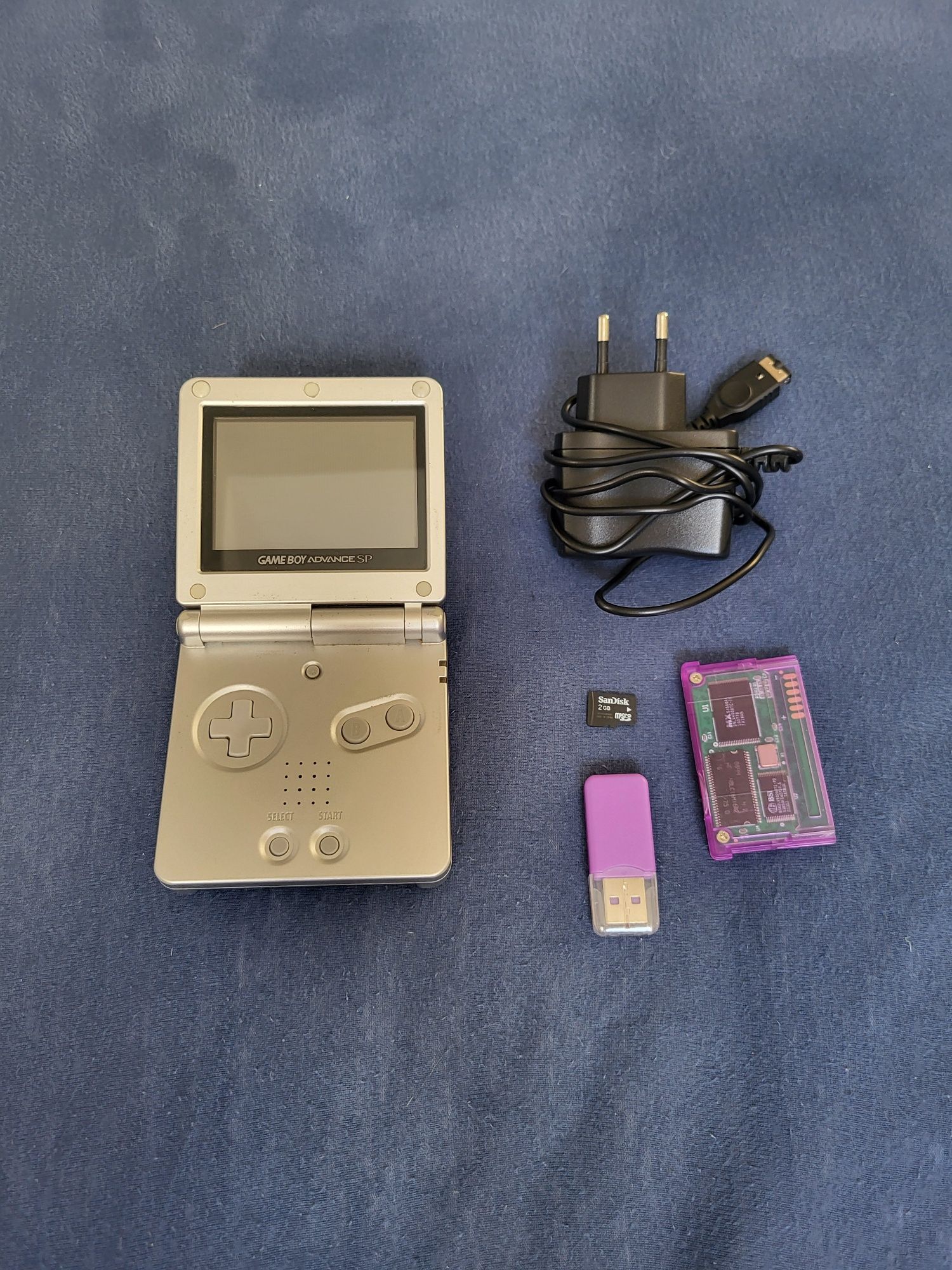 Game Boy Advance SP z dodatkami.